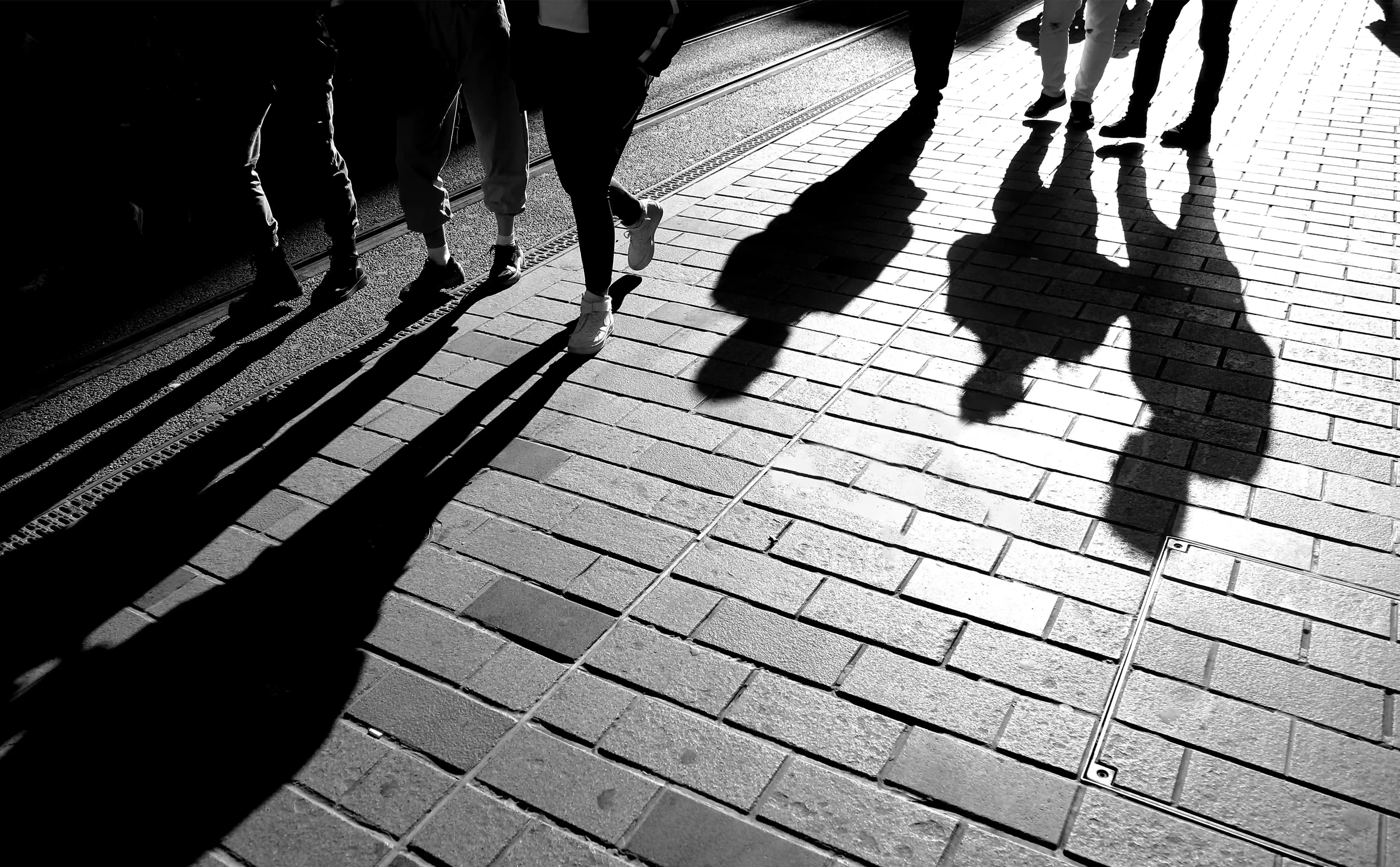 Photo contre-jour passants dans la rue